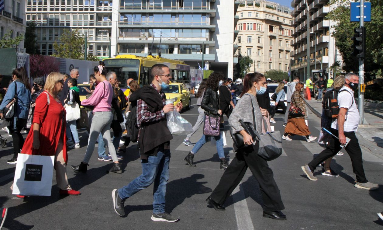Τσεκούρι σε επιδόματα: Πώς οι ονομαστικές αυξήσεις μισθών οδηγούν σε περικοπές κοινωνικών παροχών